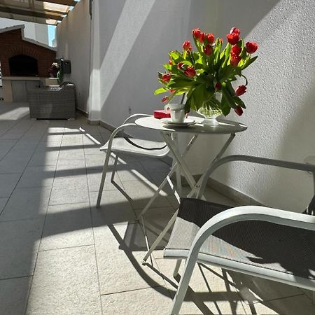 Luxury Apartment Martinis With Pool Split Zewnętrze zdjęcie