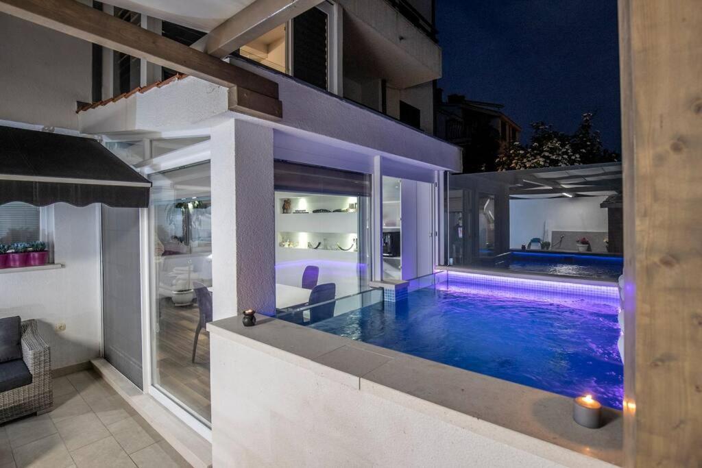 Luxury Apartment Martinis With Pool Split Zewnętrze zdjęcie