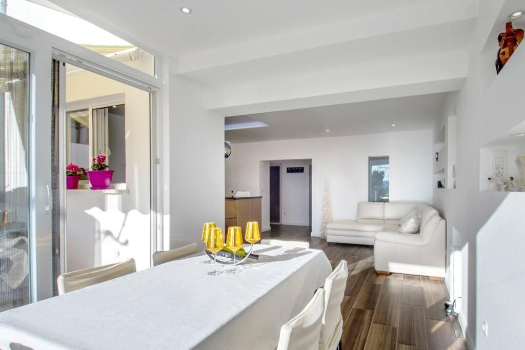 Luxury Apartment Martinis With Pool Split Zewnętrze zdjęcie