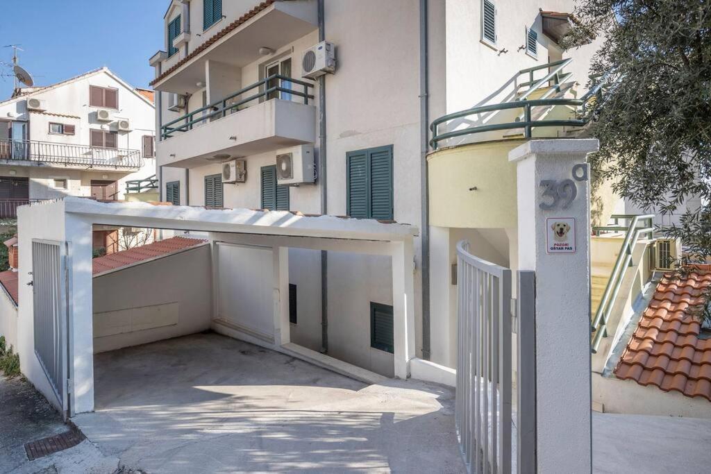 Luxury Apartment Martinis With Pool Split Zewnętrze zdjęcie