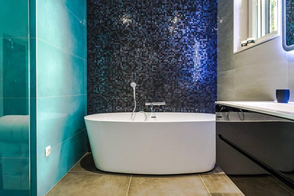 Luxury Apartment Martinis With Pool Split Zewnętrze zdjęcie