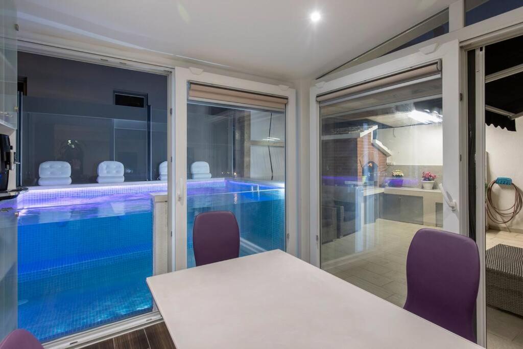 Luxury Apartment Martinis With Pool Split Zewnętrze zdjęcie