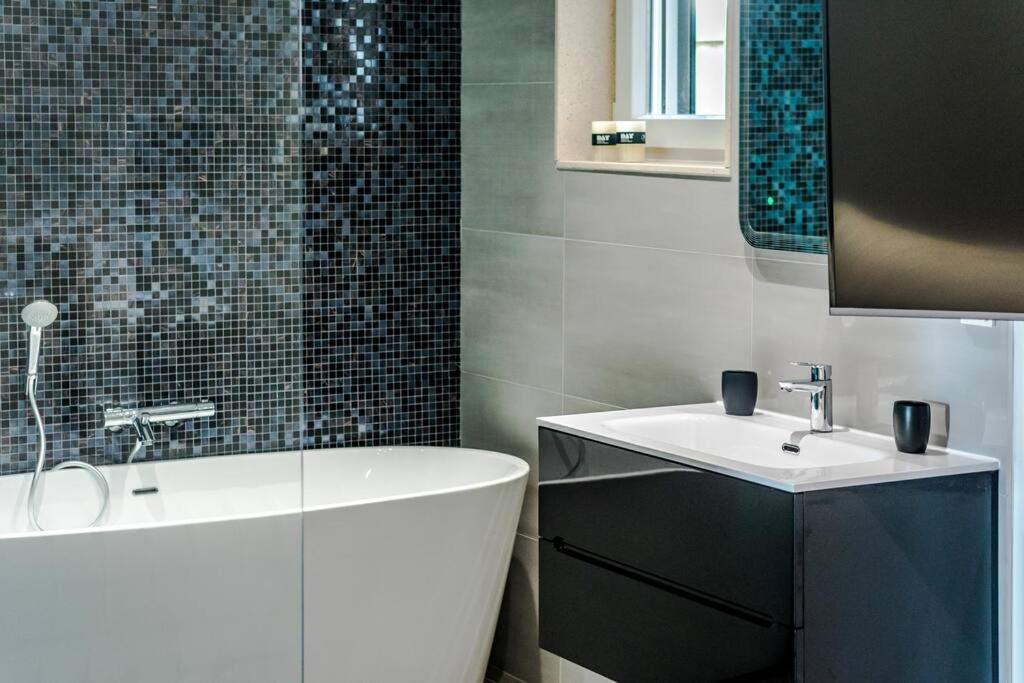 Luxury Apartment Martinis With Pool Split Zewnętrze zdjęcie