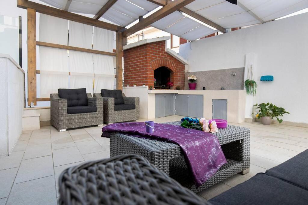 Luxury Apartment Martinis With Pool Split Zewnętrze zdjęcie