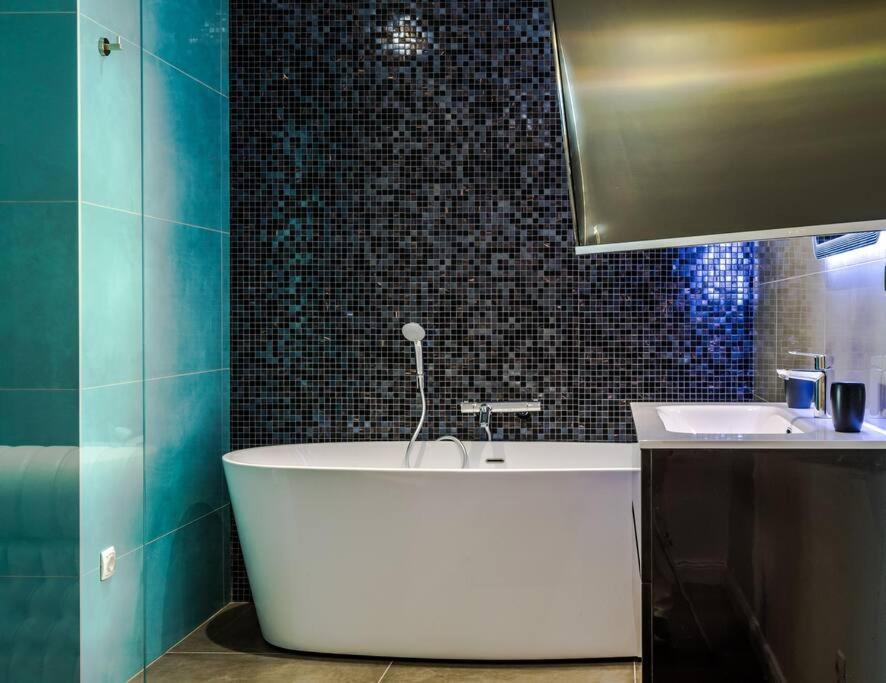 Luxury Apartment Martinis With Pool Split Zewnętrze zdjęcie
