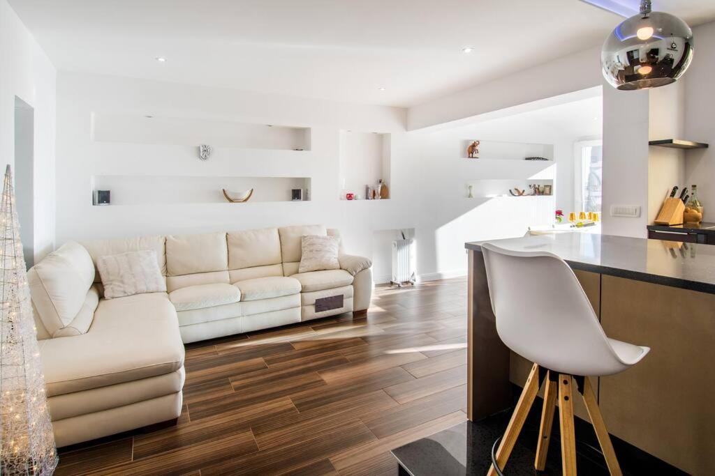 Luxury Apartment Martinis With Pool Split Zewnętrze zdjęcie