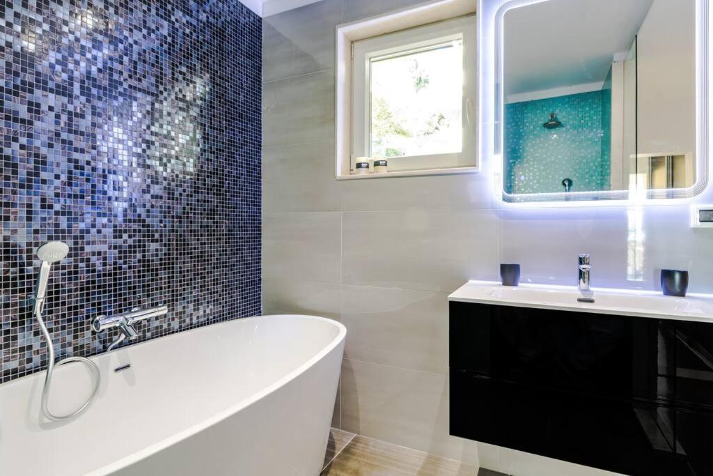 Luxury Apartment Martinis With Pool Split Zewnętrze zdjęcie