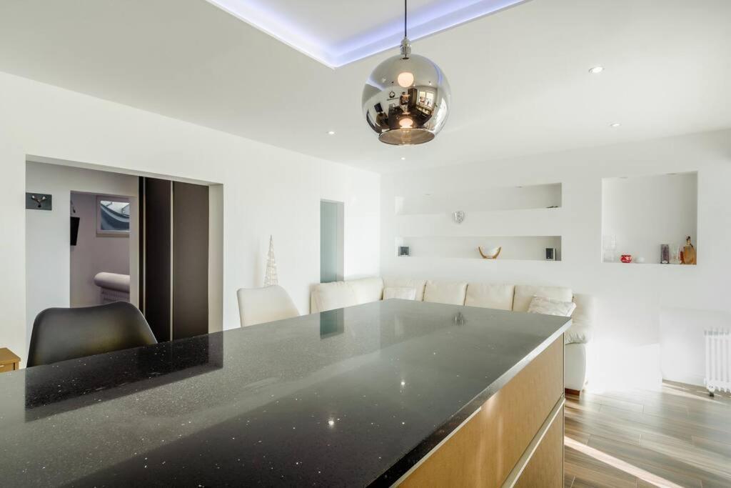 Luxury Apartment Martinis With Pool Split Zewnętrze zdjęcie