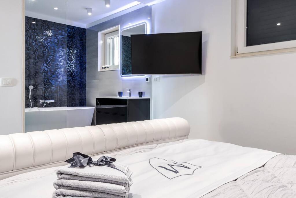 Luxury Apartment Martinis With Pool Split Zewnętrze zdjęcie