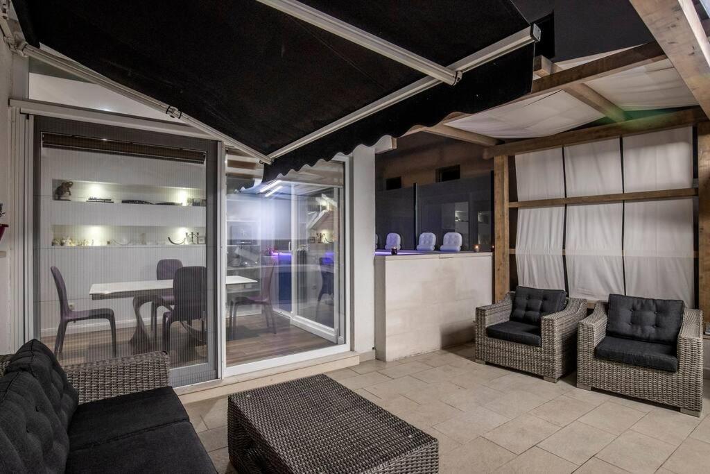 Luxury Apartment Martinis With Pool Split Zewnętrze zdjęcie